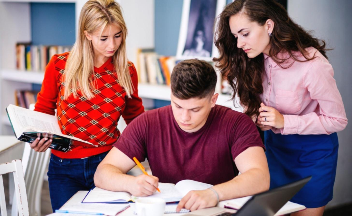 Taschenrechner und Finanzunterlagen auf einem Schreibtisch
