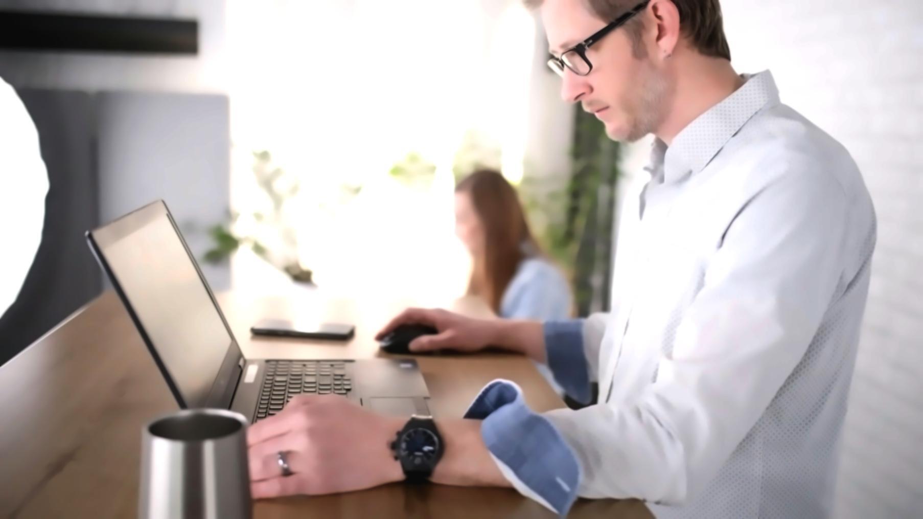 Teilnehmer beim gemeinsamen Lernen in entspannter Atmosphäre